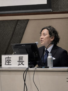 学会発表を行う加藤大輔院長